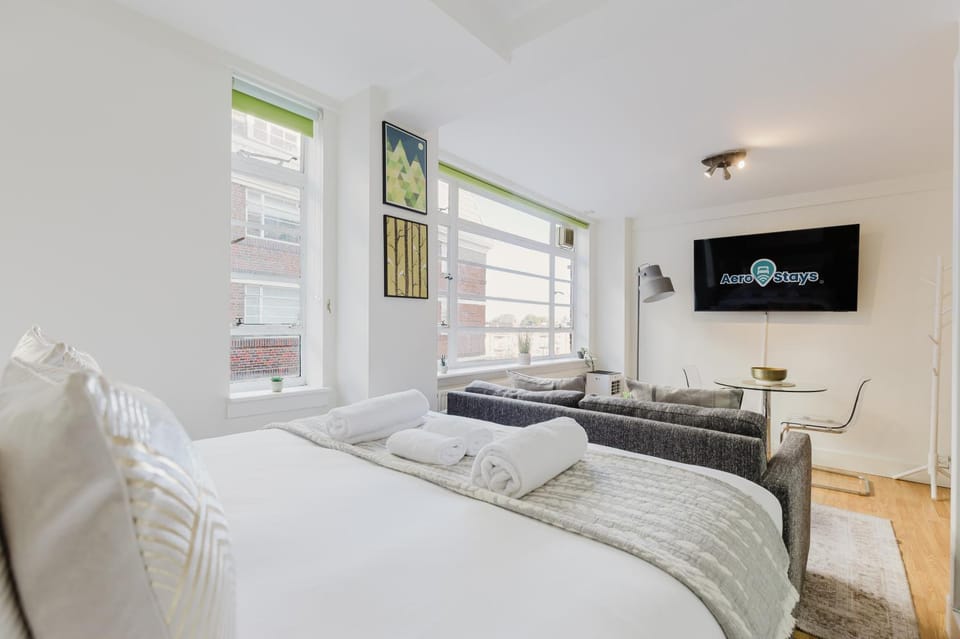 Bed, TV and multimedia, Living room, Photo of the whole room, Seating area, Bedroom, towels
