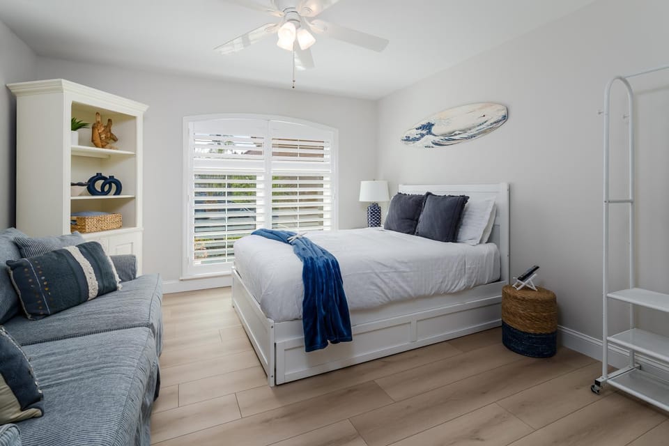 Bed, Day, View (from property/room), Living room, Seating area, Bedroom, furniture