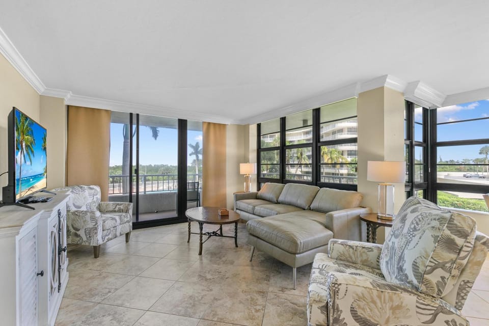 Beachside Wrap-Around Balcony Apartment in Marco Island