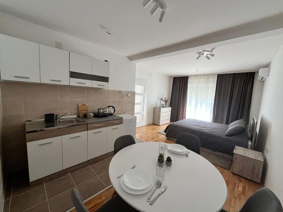 Bed, Kitchen or kitchenette, Photo of the whole room, Dining area