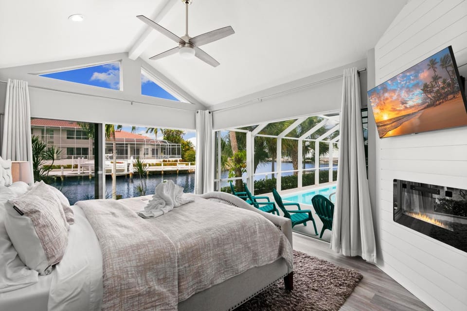 Bed, TV and multimedia, Bedroom, fireplace