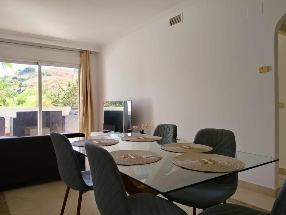 TV and multimedia, Living room, Seating area, Dining area