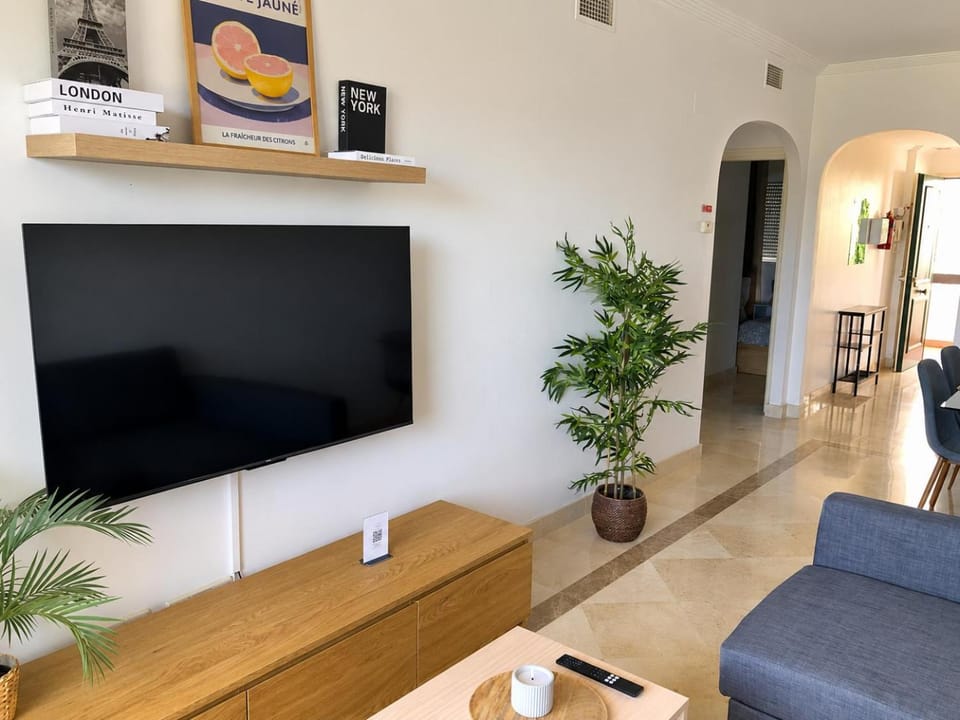 TV and multimedia, Living room, Seating area, Evening entertainment