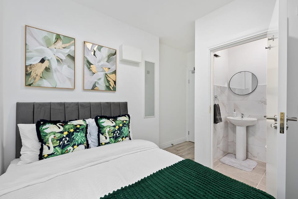 Toilet, Bed, Bathroom, Photo of the whole room, Bedroom, towels