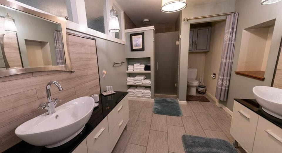 Shower, Toilet, Bathroom, towels