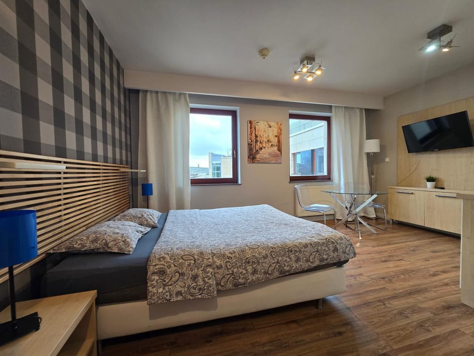 Bed, TV and multimedia, Seating area