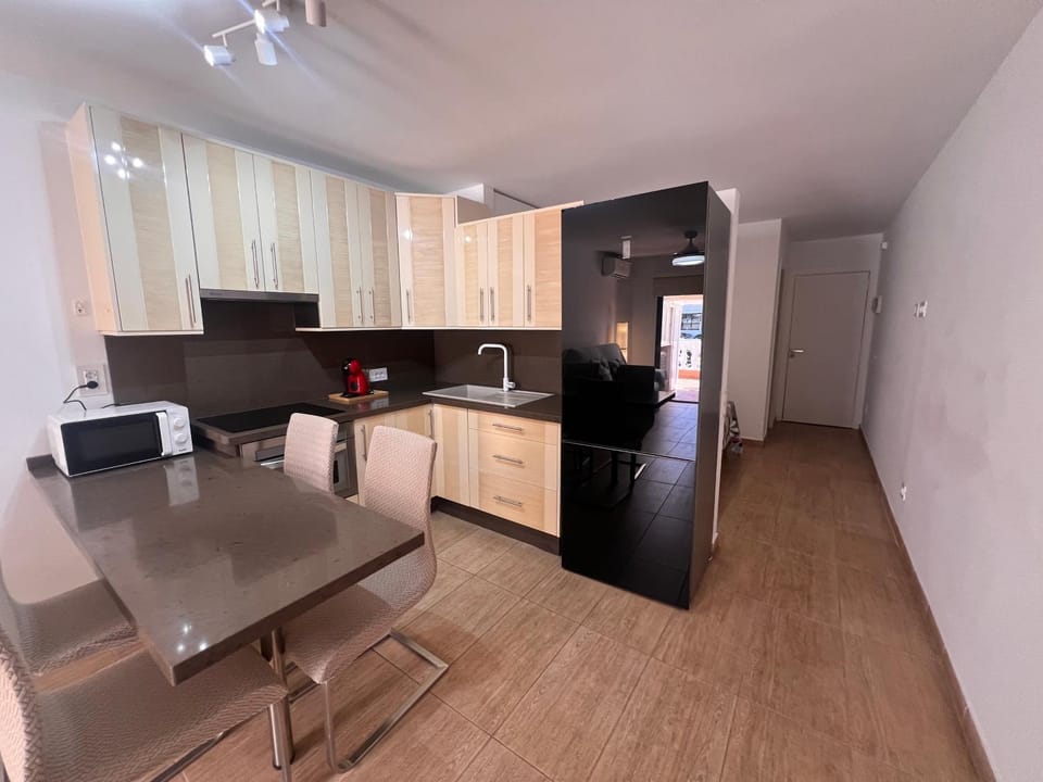 Kitchen or kitchenette, Dining area, oven, stove