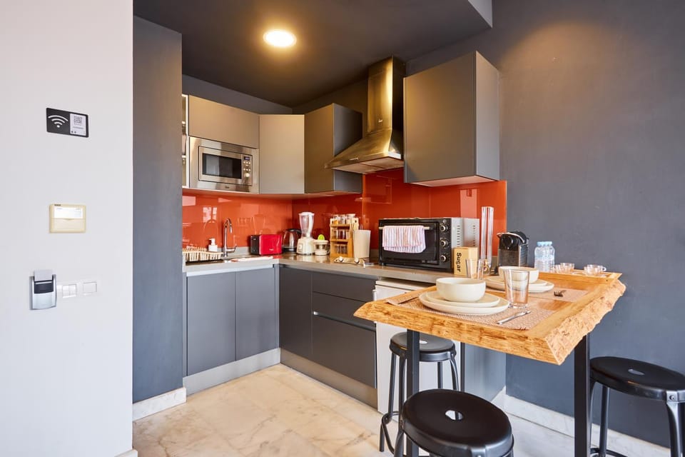 Coffee/tea facilities, Kitchen or kitchenette, Dining area, microwave, minibar, oven, stove, toaster