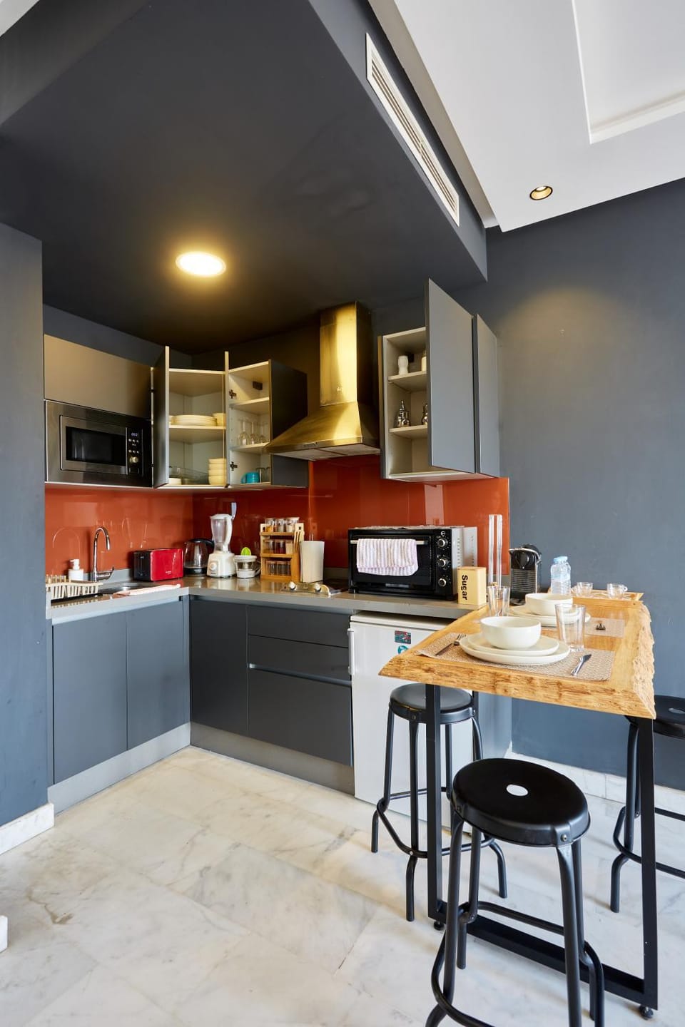 Coffee/tea facilities, Kitchen or kitchenette, Dining area, microwave, minibar, stove, toaster