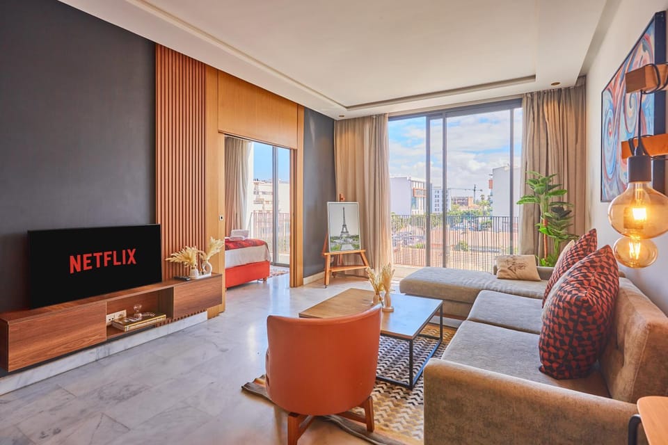 Communal lounge/ TV room, Natural landscape, TV and multimedia, Living room, Seating area, Evening entertainment, Mountain view
