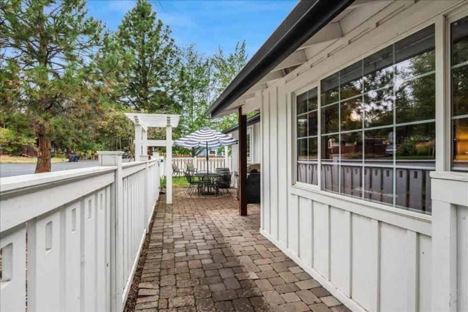 Branch & Thistle, 20 Min to Mt Bachelor & Hot Tub House in Bend