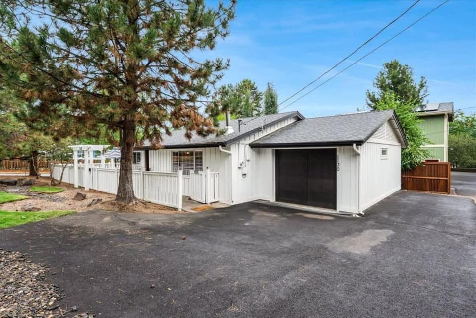 Branch & Thistle, 20 Min to Mt Bachelor & Hot Tub House in Bend