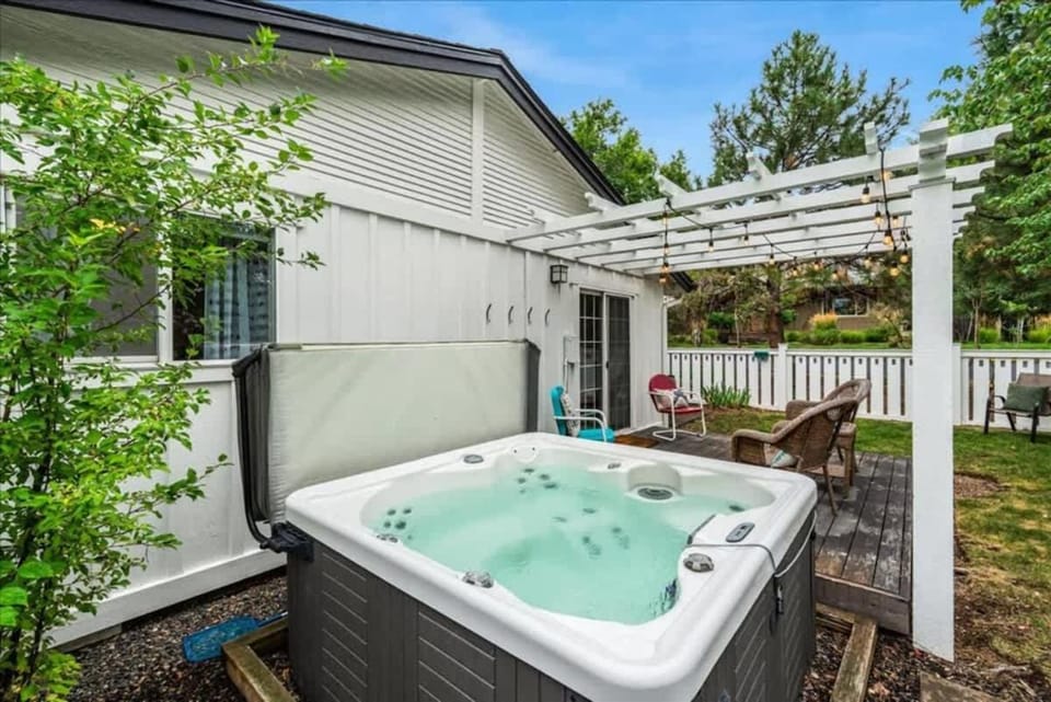 Branch & Thistle, 20 Min to Mt Bachelor & Hot Tub House in Bend