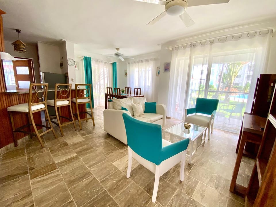 Kitchen or kitchenette, Living room, Seating area, Dining area, fireplace