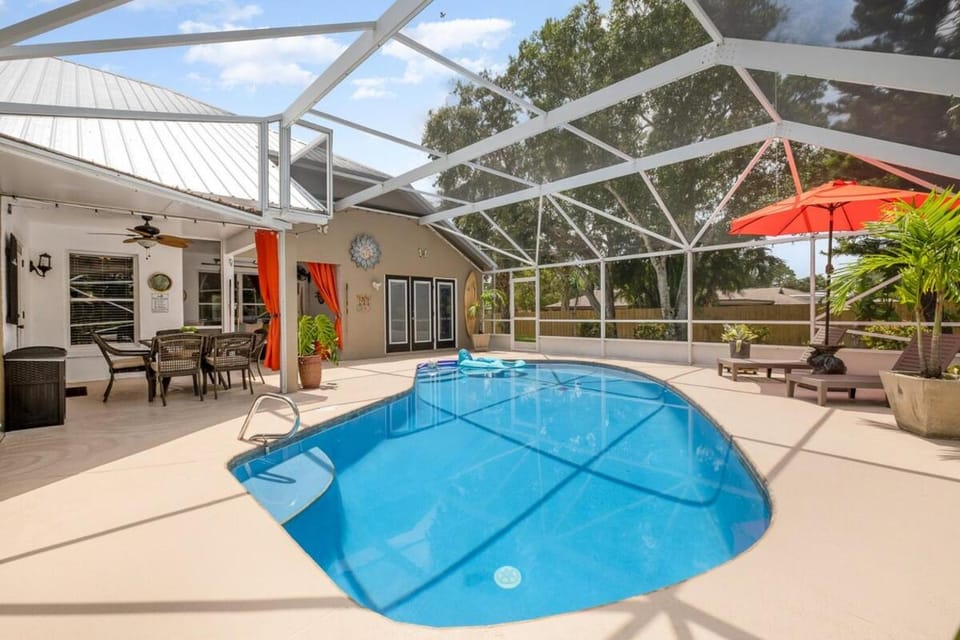 Elegant 4BR Pool Sanctuary - Ideal for Work or Play! Apartment in Palm Bay