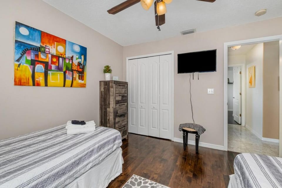 Elegant 4BR Pool Sanctuary - Ideal for Work or Play! Apartment in Palm Bay