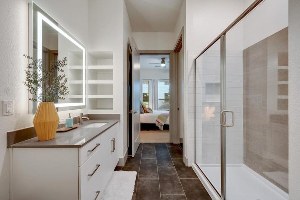One Bedroom Luxury Downtown Apartment - Fast Wi-Fi - Desk Area Apartment in San Antonio