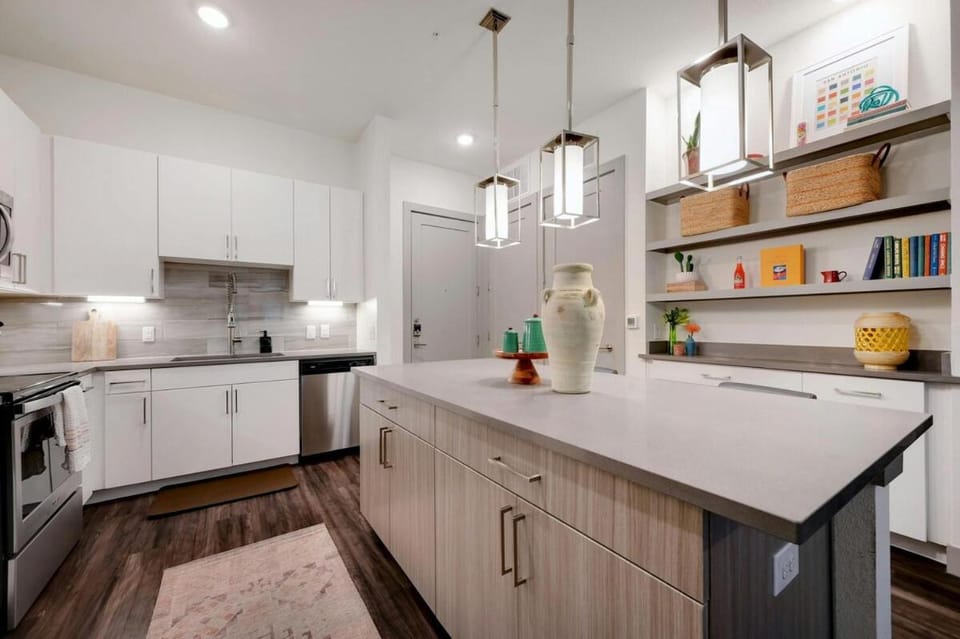 One Bedroom Luxury Downtown Apartment - Fast Wi-Fi - Desk Area Apartment in San Antonio