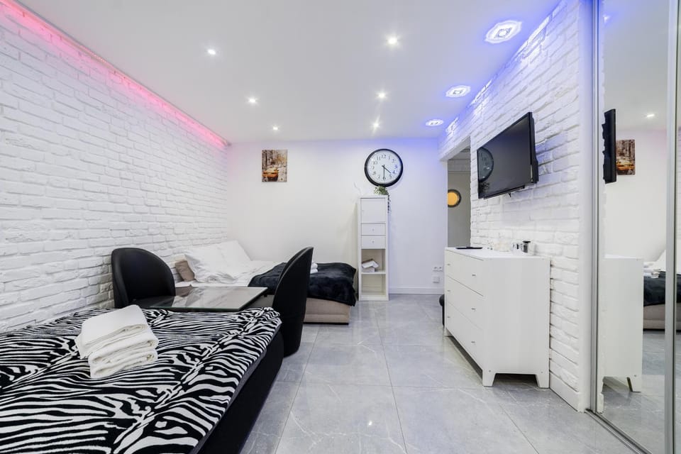 Communal lounge/ TV room, Bed, TV and multimedia, Living room, Photo of the whole room, Seating area, Evening entertainment, towels