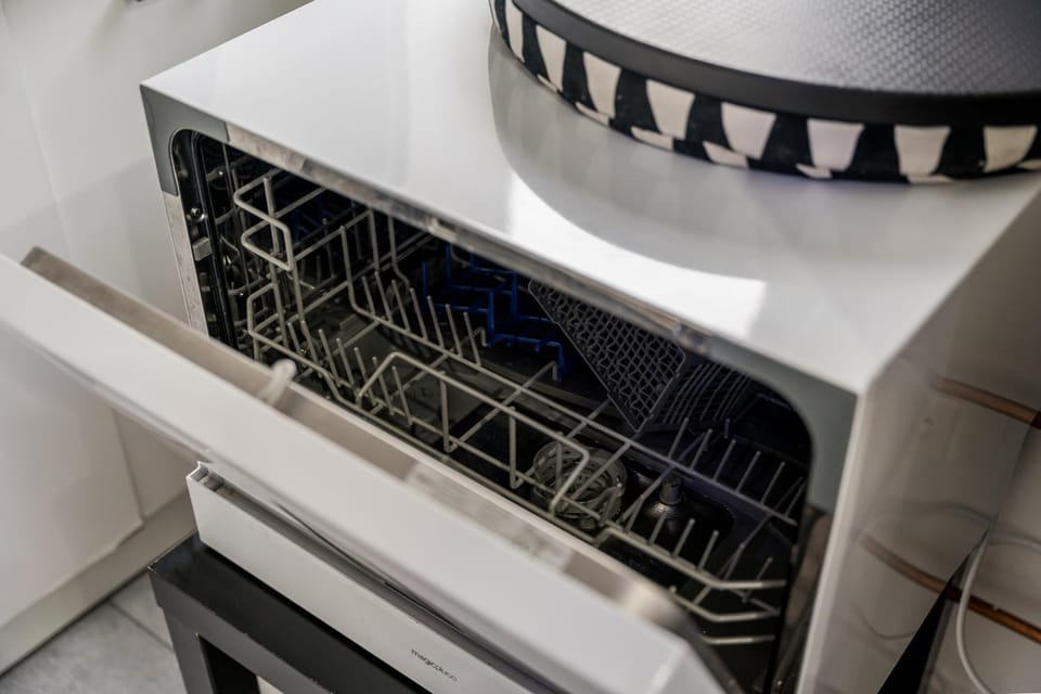 Kitchen or kitchenette, dishwasher