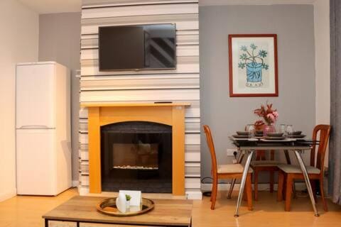 TV and multimedia, Dining area, fireplace