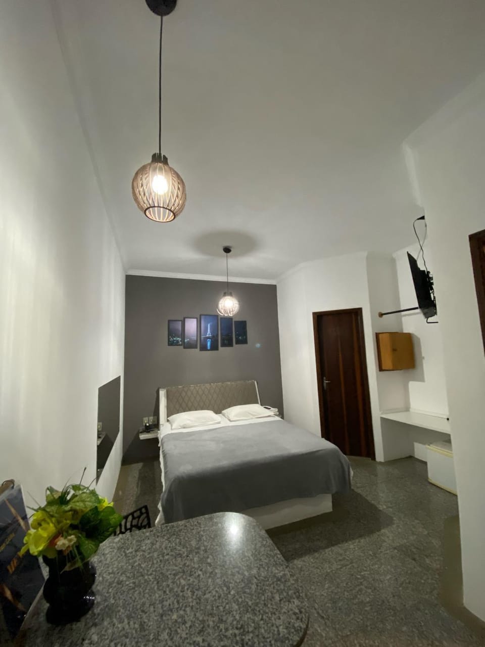 Bed, TV and multimedia, Photo of the whole room, Bedroom