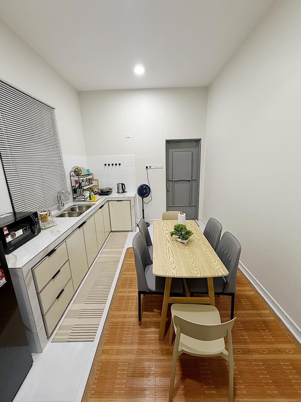 Kitchen or kitchenette, Dining area