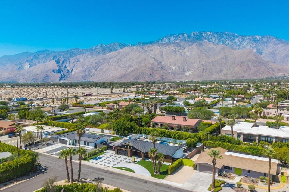 Property building, Nearby landmark, Day, Neighbourhood, Natural landscape, Location