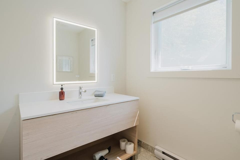 Private Luxury Room- C - King bed, Centrally Located , Free Shuttle to ski Hill and Resort, Coffee Apartment in Mont-Tremblant
