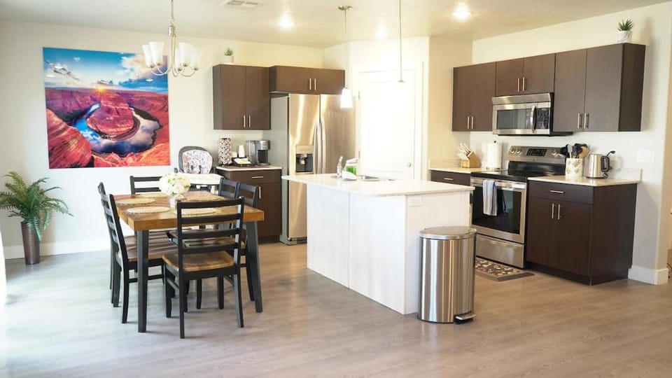 Coffee/tea facilities, Kitchen or kitchenette, Dining area, dishwasher, oven, stove