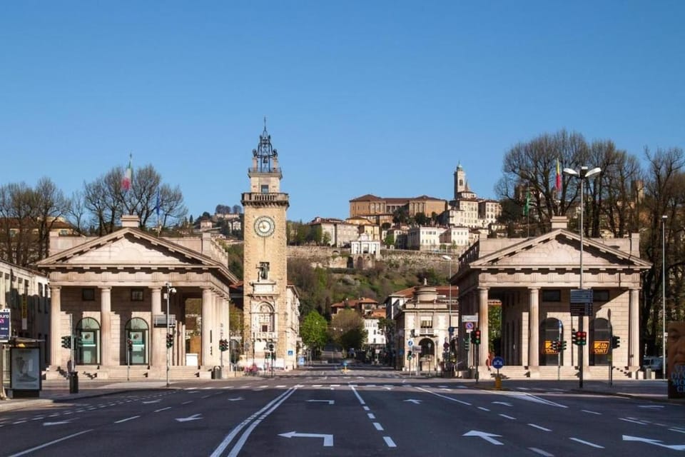 Panoramic Luxury Apt w Garage Happy Home Bergamo 2 Apartment in Bergamo