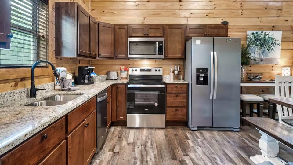200 Pines- Scenic Log Retreat, Hot Tub, Indoor Pool & Dogs OK House in Sevierville