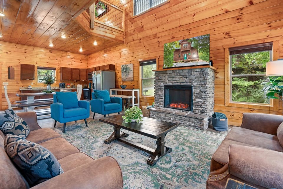 Scenic Log Retreat HotTub, Indoor Pool & Dogs OK House in Sevierville