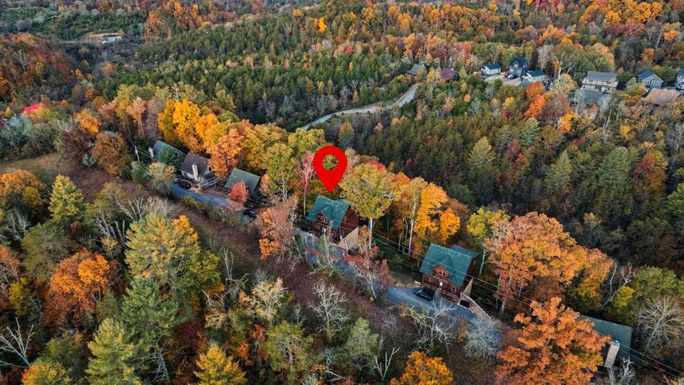 200 Pines- Scenic Log Retreat, Hot Tub, Indoor Pool & Dogs OK House in Sevierville