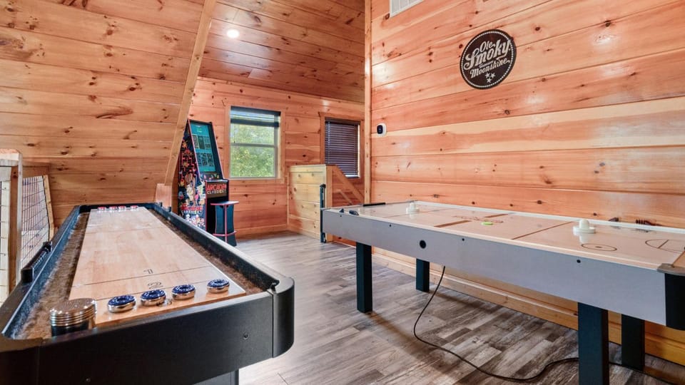 200 Pines- Scenic Log Retreat, Hot Tub, Indoor Pool & Dogs OK House in Sevierville