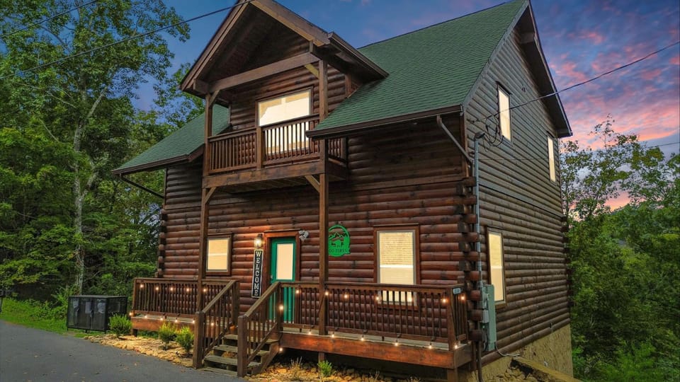 200 Pines- Scenic Log Retreat, Hot Tub, Indoor Pool & Dogs OK House in Sevierville