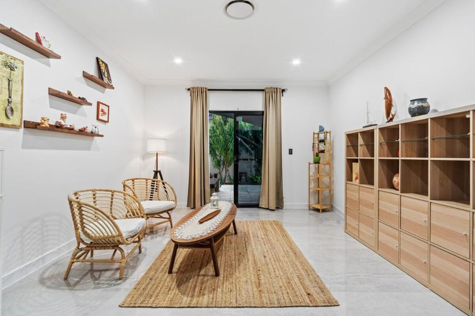Serene 5BR Waterfront Escape - Prestige House in Gold Coast