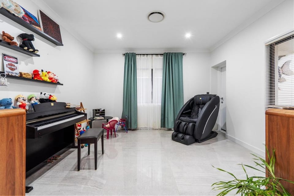 Serene 5BR Waterfront Escape - Prestige House in Gold Coast