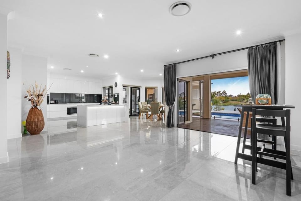 Serene 5BR Waterfront Escape - Prestige House in Gold Coast