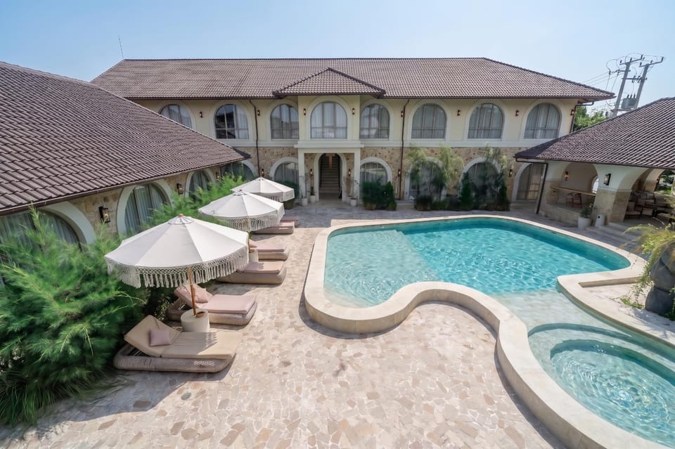 Property building, Swimming pool, sunbed