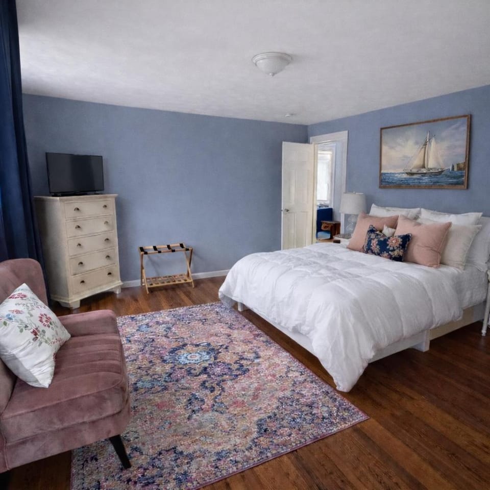 Seaside Stay in Historic Warren Apartment in Warren