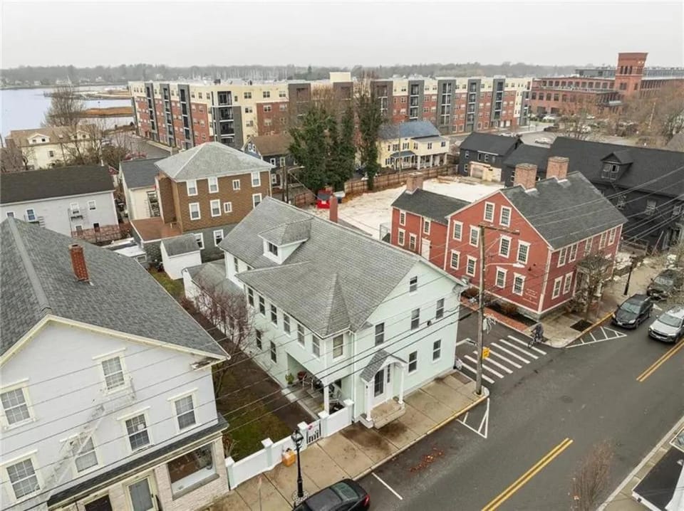 Seaside Stay in Historic Warren Apartment in Warren