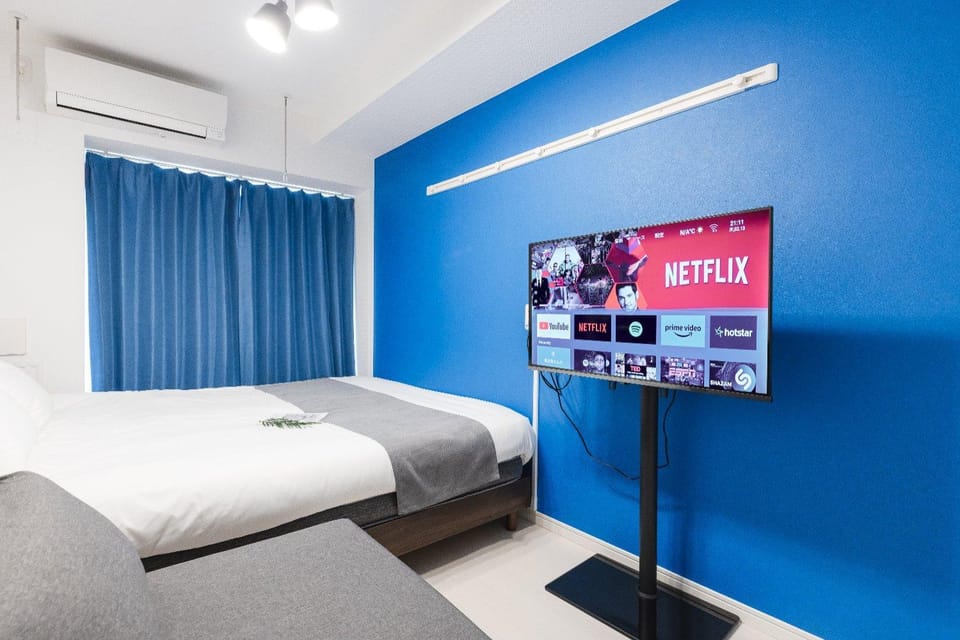Bed, TV and multimedia, Bedroom