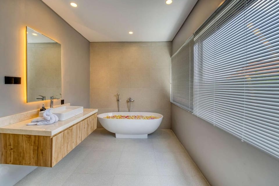 Enzio A4 Elegant 2BR Villa in Vibrant Pererenan Villa in North Kuta