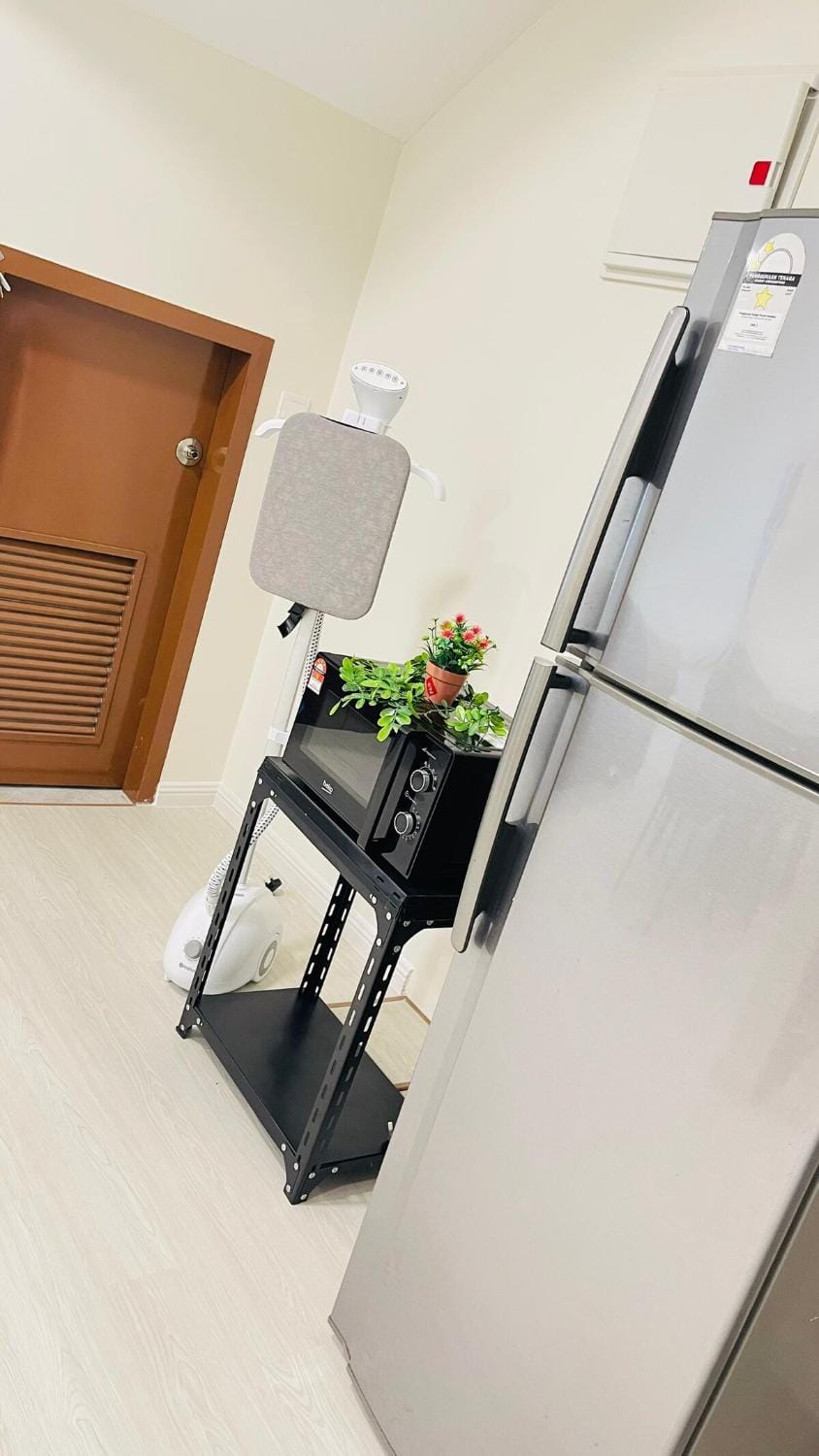 Kitchen or kitchenette, minibar