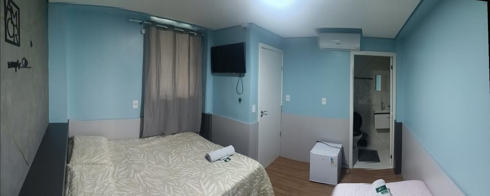 Bed, Bathroom, TV and multimedia, Photo of the whole room, Bedroom, towels, air conditioner