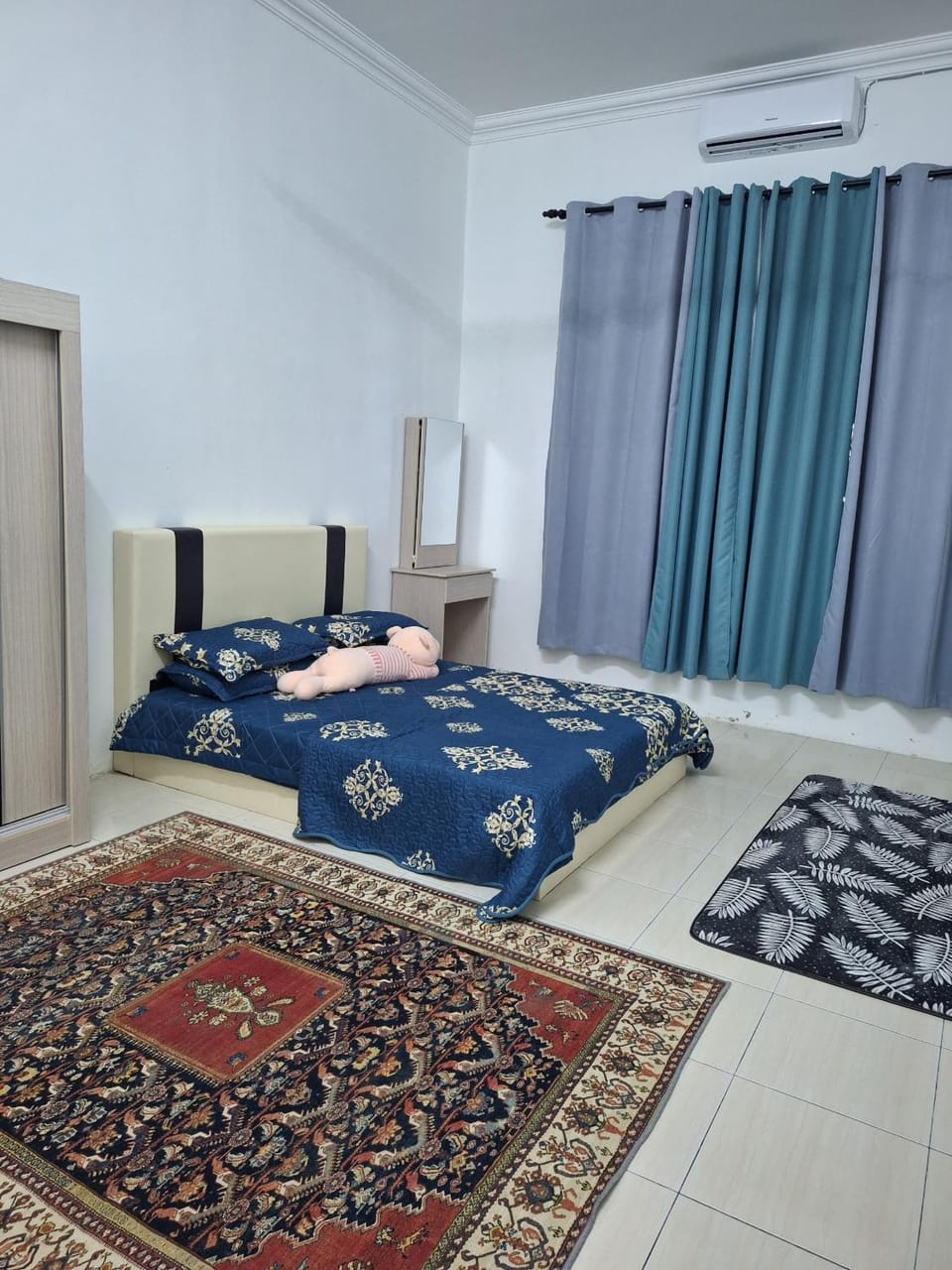 Bed, air conditioner