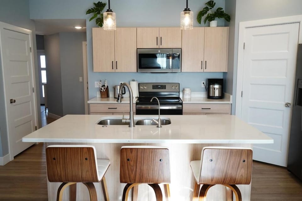 Kitchen or kitchenette, Dining area, dishwasher, stove