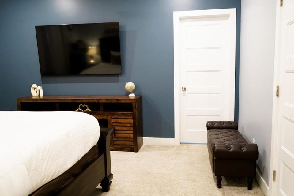 Bed, TV and multimedia, Bedroom