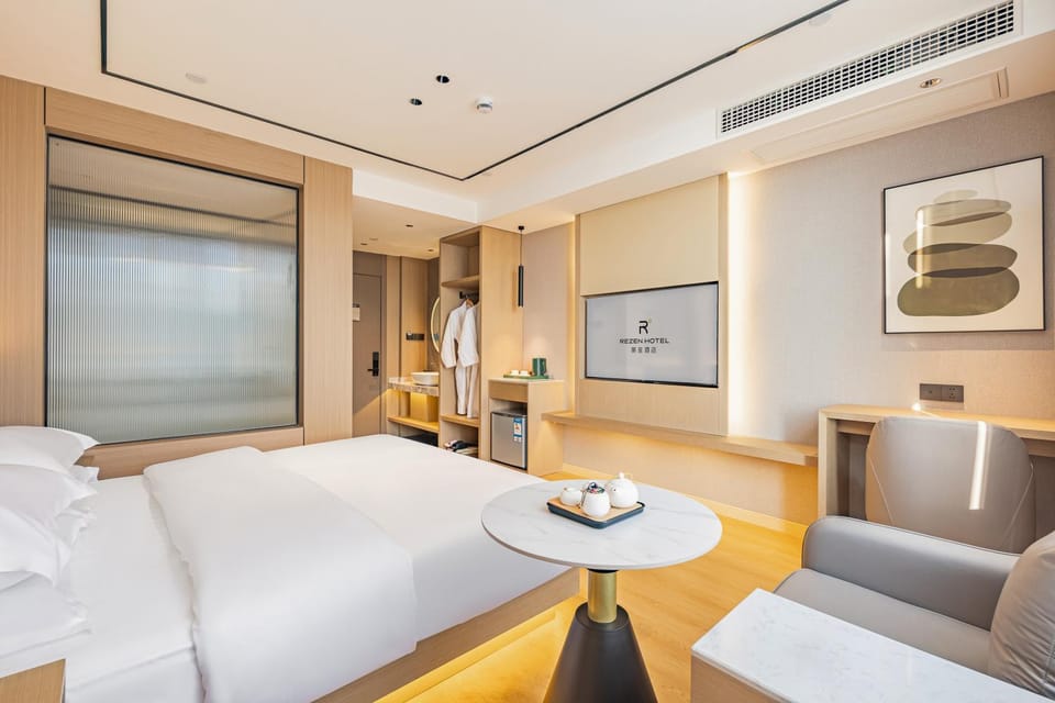 Bed, TV and multimedia, Living room, Photo of the whole room, Seating area, Bedroom, air conditioner